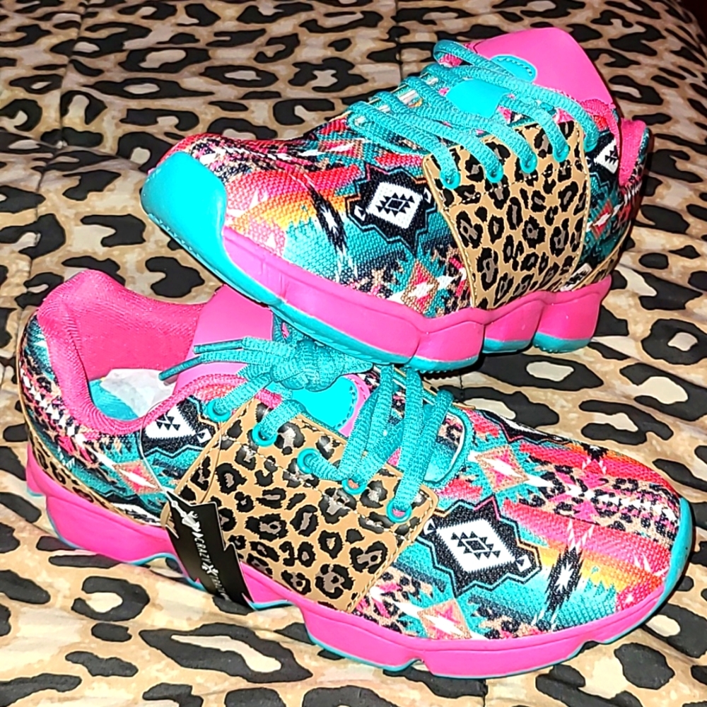 Tennis shoes